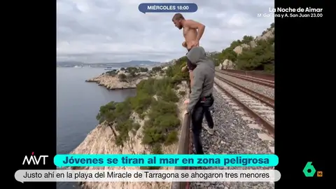 El salto de un hombre desde un acantilado de Marsella que casi acaba en tragedia: ha tenido que volver a aprender a andar Mientras los jóvenes siguen saltando desde el mismo punto de Tarragona donde murieron tres jóvenes hace pocos días, un hombre se graba saltando desde un acantilado. Ha sufrido importantes lesiones en las piernas.