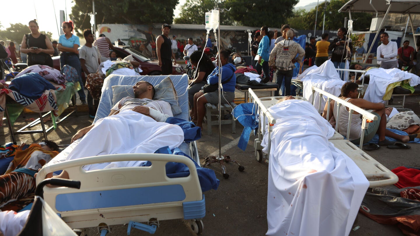 Venezolanos postrados en camas tras el doble terremoto que ha sacudido Venezuela