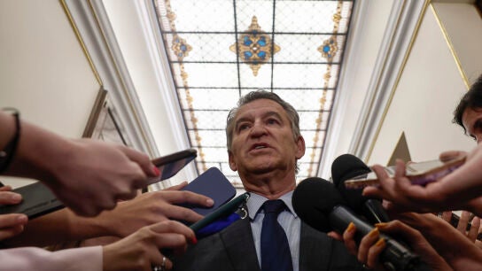 Sin atisvos de moci&oacute;n de censura Las cosas cambian y mucho cuando se trata de dar uno mismo el paso. Esto es lo que se le puede aplicar a Alberto N&uacute;&ntilde;ez Feij&oacute;o, que este jueves, tras pedir la dimisi&oacute;n de Pedro S&aacute;nchez, no ha dudado en asegurar que todav&iacute;a no es el momento para la moci&oacute;n de censura. Preguntado por si la votaci&oacute;n acerca a Junts y PP en una hipot&eacute;tica moci&oacute;n de censura de los populares, Feij&oacute;o ha llamado a Junts a seguir manteniendo "la coherencia de esta votaci&oacute;n". &Eacute;l har&aacute;&nbsp; lo...