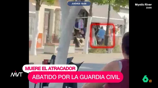 Muere un ladrón abatido por la Guardia Civil después de un atraco a mano armada La Guardia Civil se veía obligada a responder a los disparos de un ladrón que, minutos antes, había atracado un banco con una escopeta. Un agente ha resultado herido y el atracador ha muerto en el tiroteo.