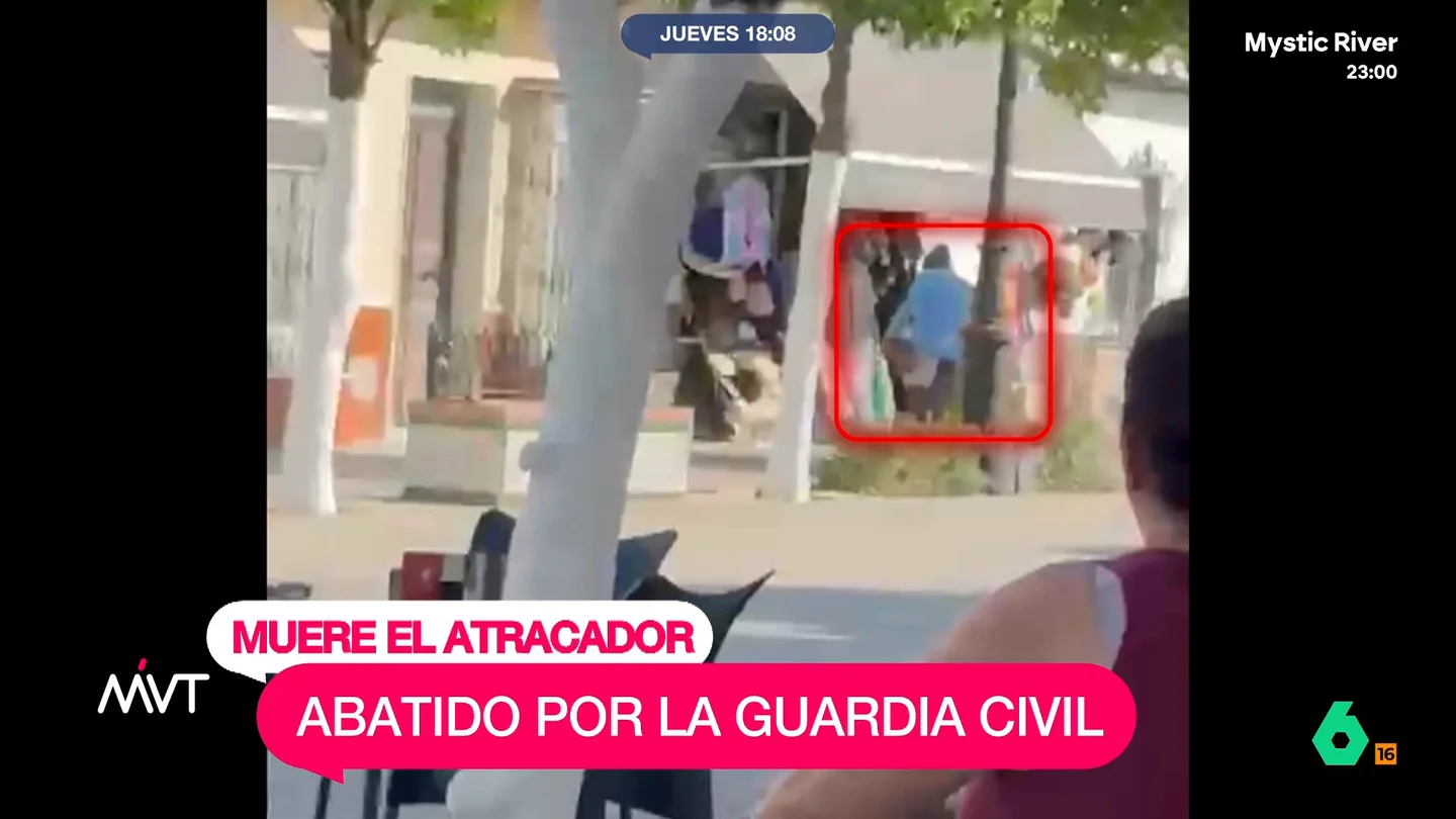 Muere un ladrón abatido por la Guardia Civil después de un atraco a mano armada La Guardia Civil se veía obligada a responder a los disparos de un ladrón que, minutos antes, había atracado un banco con una escopeta. Un agente ha resultado herido y el atracador ha muerto en el tiroteo.