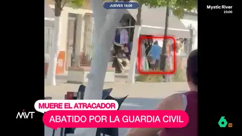 Muere un ladrón abatido por la Guardia Civil después de un atraco a mano armada La Guardia Civil se veía obligada a responder a los disparos de un ladrón que, minutos antes, había atracado un banco con una escopeta. Un agente ha resultado herido y el atracador ha muerto en el tiroteo.