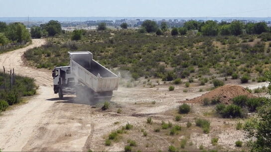 Unos camiones empiezan a trabajar en las Lagunas de Ambroz