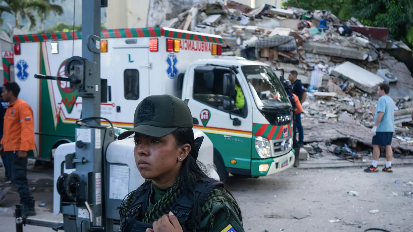 Integrantes de la Protección Civil, Policía de Chacao y Seguridad Ciudadana de Venezuela participan este jueves en las labores de remoción de escombros y búsqueda de supervivientes en el municipio de Chacao, en el este de Caracas. Integrantes de la Protección Civil, Policía de Chacao y Seguridad Ciudadana de Venezuela participan este jueves en las labores de remoción de escombros y búsqueda de supervivientes en el municipio de Chacao, en el este de Caracas.