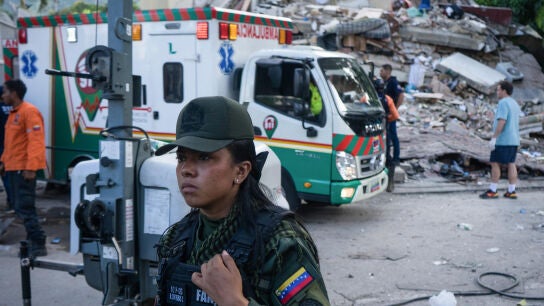 Integrantes de la Protecci&oacute;n Civil, Polic&iacute;a de Chacao y Seguridad Ciudadana de Venezuela participan este jueves en las labores de remoci&oacute;n de escombros y b&uacute;squeda de supervivientes en Chacao, en el este de Caracas.