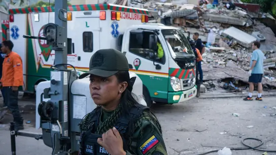 Integrantes de la Protección Civil, Policía de Chacao y Seguridad Ciudadana de Venezuela participan este jueves en las labores de remoción de escombros y búsqueda de supervivientes en Chacao, en el este de Caracas. Integrantes de la Protección Civil, Policía de Chacao y Seguridad Ciudadana de Venezuela participan este jueves en las labores de remoción de escombros y búsqueda de supervivientes en Chacao, en el este de Caracas.
