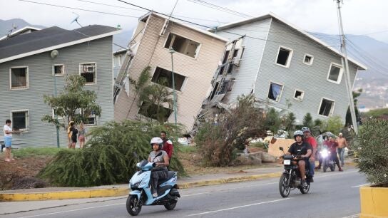 Vista de varios edificios da&ntilde;ados por los terremotos en la localidad de Catia La Mar, en el estado costero de La Guaira (Venezuela) este jueves. 
