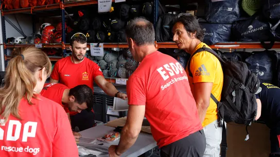 Miembros del equipo ERICAM que se desplazara a Venezuela organizan el viaje antes de partir. Miembros del equipo ERICAM que se desplazara a Venezuela organizan el viaje antes de partir.