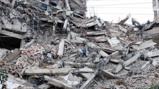 Dos fuertes terremotos sacuden Venezuela y dejan al menos 188 muertos, 200 atrapados y m&aacute;s de 1.520 heridos