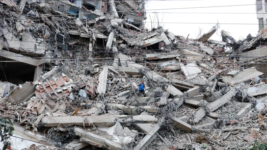 Dos fuertes terremotos sacuden Venezuela y dejan al menos 188 muertos, 200 atrapados y más de 1.520 heridos Dos fuertes terremotos sacuden Venezuela y dejan al menos 188 muertos, 200 atrapados y más de 1.520 heridos