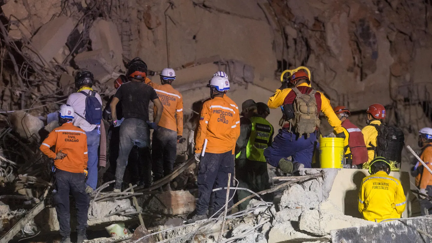 Integrantes de equipos de rescate trabajan en un edifico afectado por el terremoto en Venezuela. Integrantes de equipos de rescate trabajan en un edifico afectado por el terremoto en Venezuela.