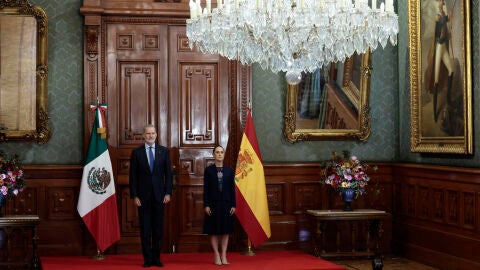 El rey Felipe VI y la presidenta mexicana, Claudia Sheinbaum, escenificaron este viernes en el Palacio Nacional de Ciudad de M&eacute;xico un acercamiento institucional que pone fin a a&ntilde;os de tensi&oacute;n pol&iacute;tica.