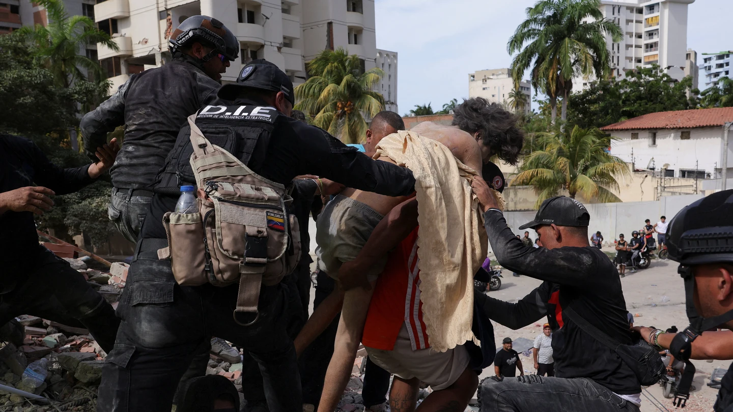 Un hombre es rescatado en La Guaira Un hombre es rescatado en La Guaira