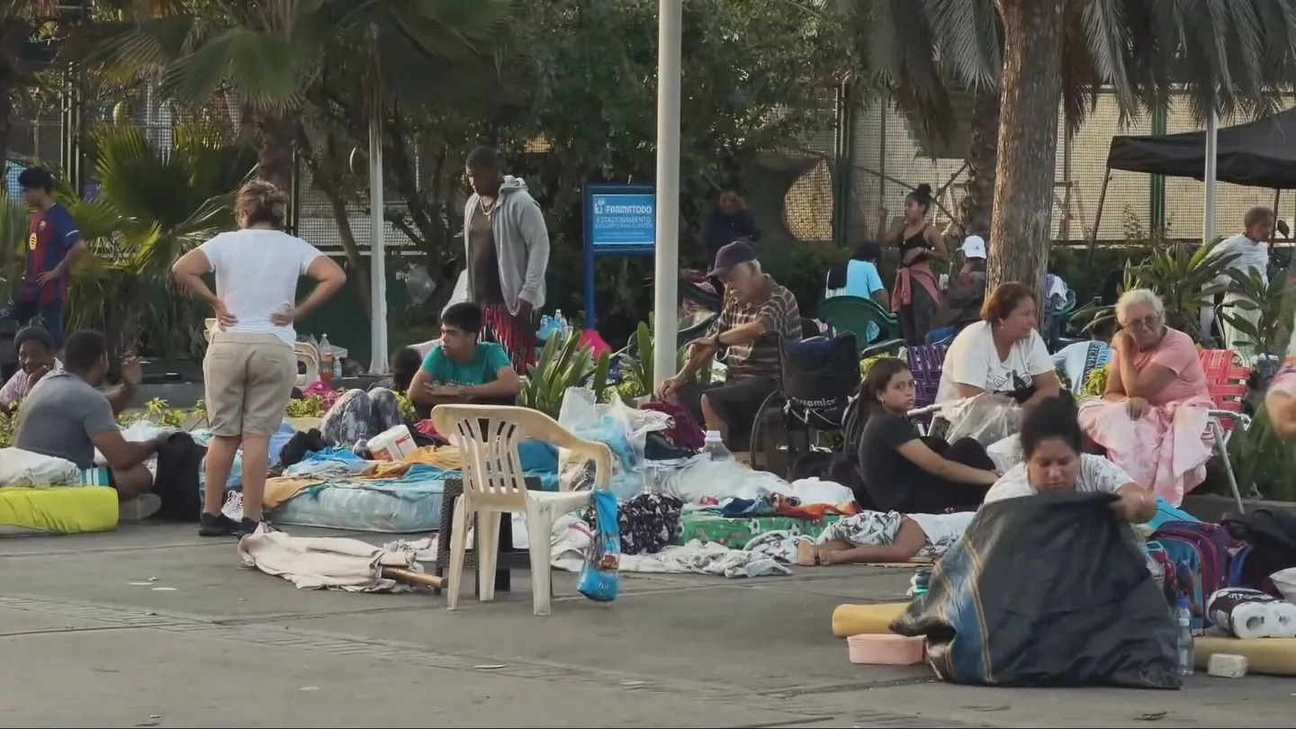 Sin casa ni cama para descansar, los venezolanos pasan las noche al raso tras la tragedia: "Nos da miedo volver a entrar" Sin casa ni cama para descansar, los venezolanos pasan las noche al raso tras la tragedia: "Nos da miedo volver a entrar"