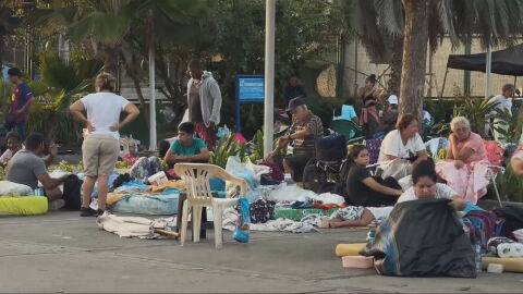 Sin casa ni cama para descansar, los venezolanos pasan las noche al raso tras la tragedia: "Nos da miedo volver a entrar"