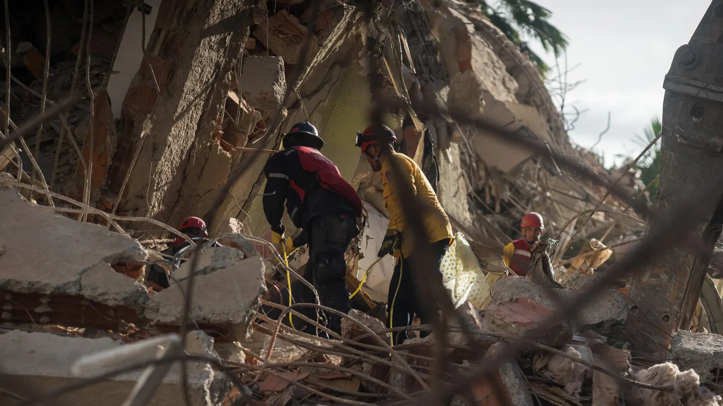 Equipos de rescate trabajan en un edifico afectado por un terremoto en la zona de Altamira en Caracas (Venezuela). Equipos de rescate trabajan en un edifico afectado por un terremoto en la zona de Altamira en Caracas (Venezuela).