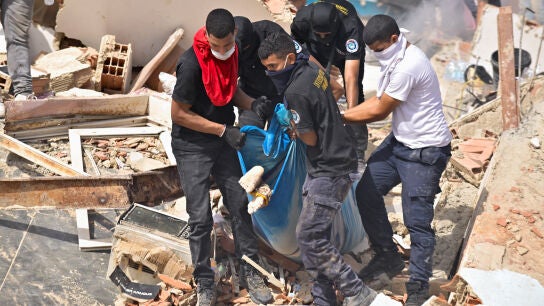 Rescatistas sacan a un fallecido de debajo de los escombros en La Guaira, Venezuela. 