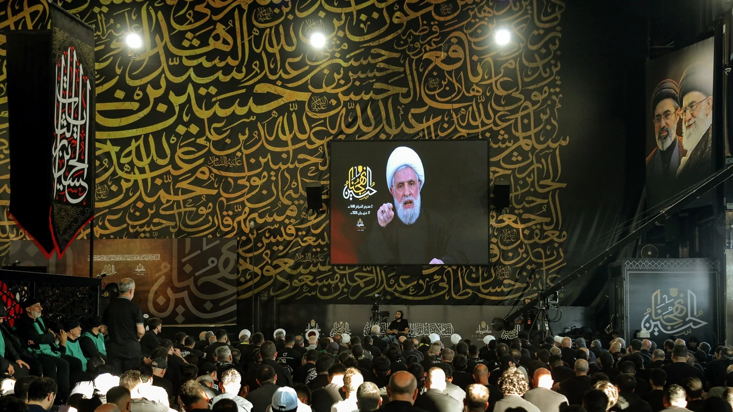 El secretario general de Hizbulá, Naim Qassem, se dirige a un gentío en Beirut El secretario general de Hizbulá, Naim Qassem, se dirige a un gentío en Beirut