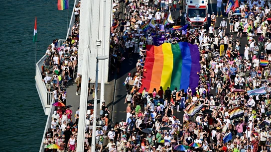 Miles de húngaros salen a las calles de Budapest en la primera marcha del Orgullo LGTBIQ+ tras Orbán. Miles de húngaros salen a las calles de Budapest en la primera marcha del Orgullo LGTBIQ+ tras Orbán.