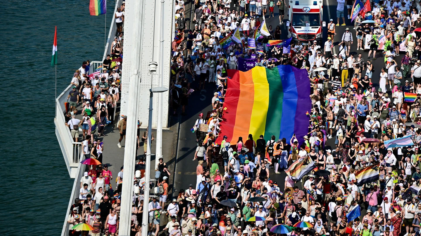 Miles de húngaros salen a las calles de Budapest en la primera marcha del Orgullo LGTBIQ+ tras Orbán. Miles de húngaros salen a las calles de Budapest en la primera marcha del Orgullo LGTBIQ+ tras Orbán.