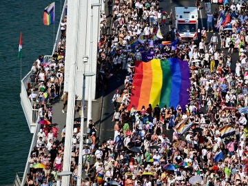 Miles de h&uacute;ngaros salen a las calles de Budapest en la primera marcha del Orgullo LGTBIQ+ tras Orb&aacute;n.