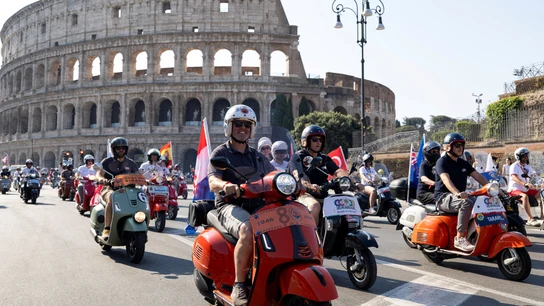 Vespas ruedan por el Coliseo de Roma Vespas ruedan por el Coliseo de Roma