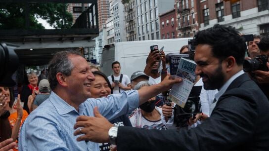 Zohran Mamdani abraza a Brad Lander, uno de los candidatos dem&oacute;cratas que ha apoyado
