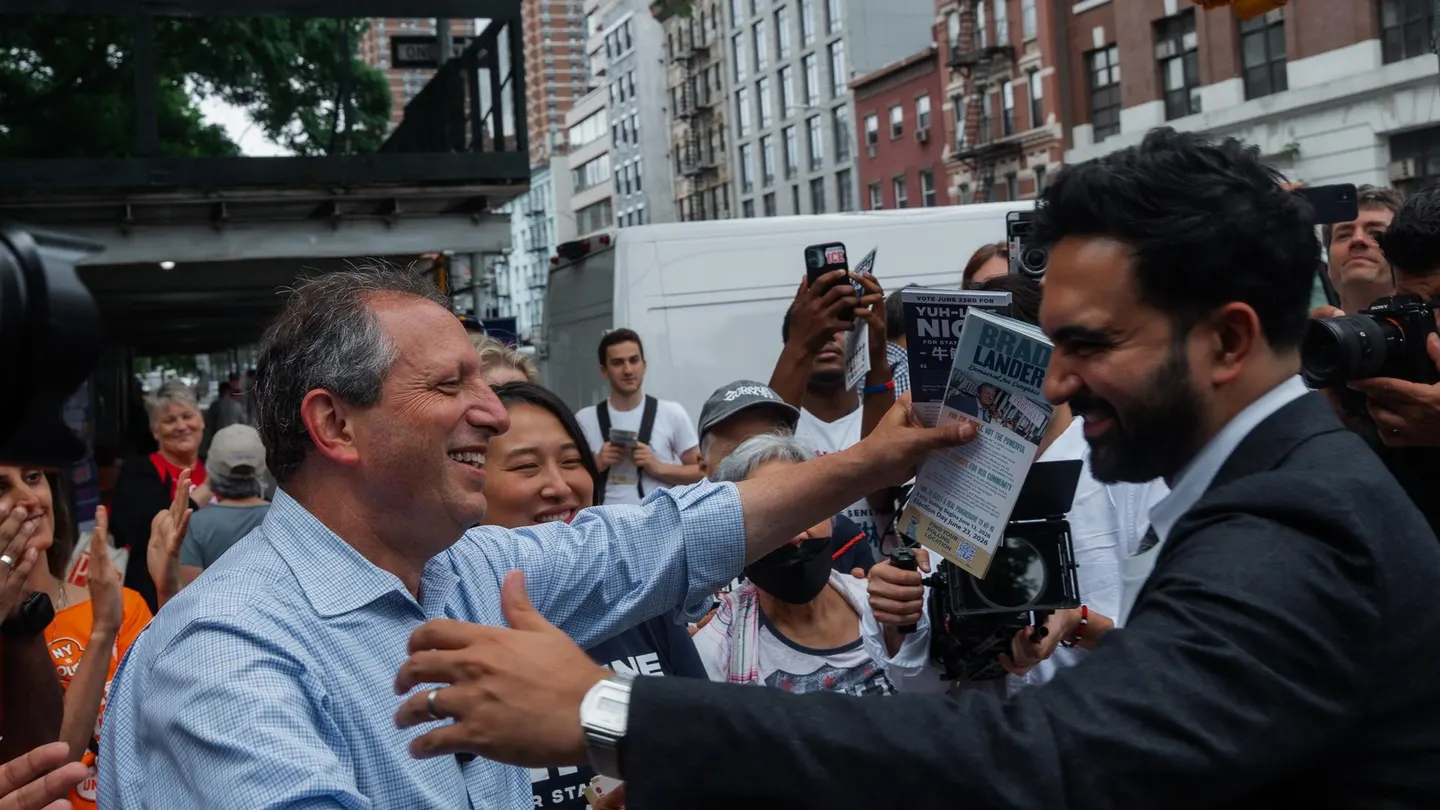 Zohran Mamdani abraza a Brad Lander, uno de los candidatos demócratas que ha apoyado Zohran Mamdani abraza a Brad Lander, uno de los candidatos demócratas que ha apoyado