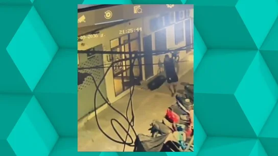 Imagen de las cámaras de seguridad que muestran al hombre con la maleta donde estaría la mujer asesinada en Tailandia Imagen de las cámaras de seguridad que muestran al hombre con la maleta donde estaría la mujer asesinada en Tailandia