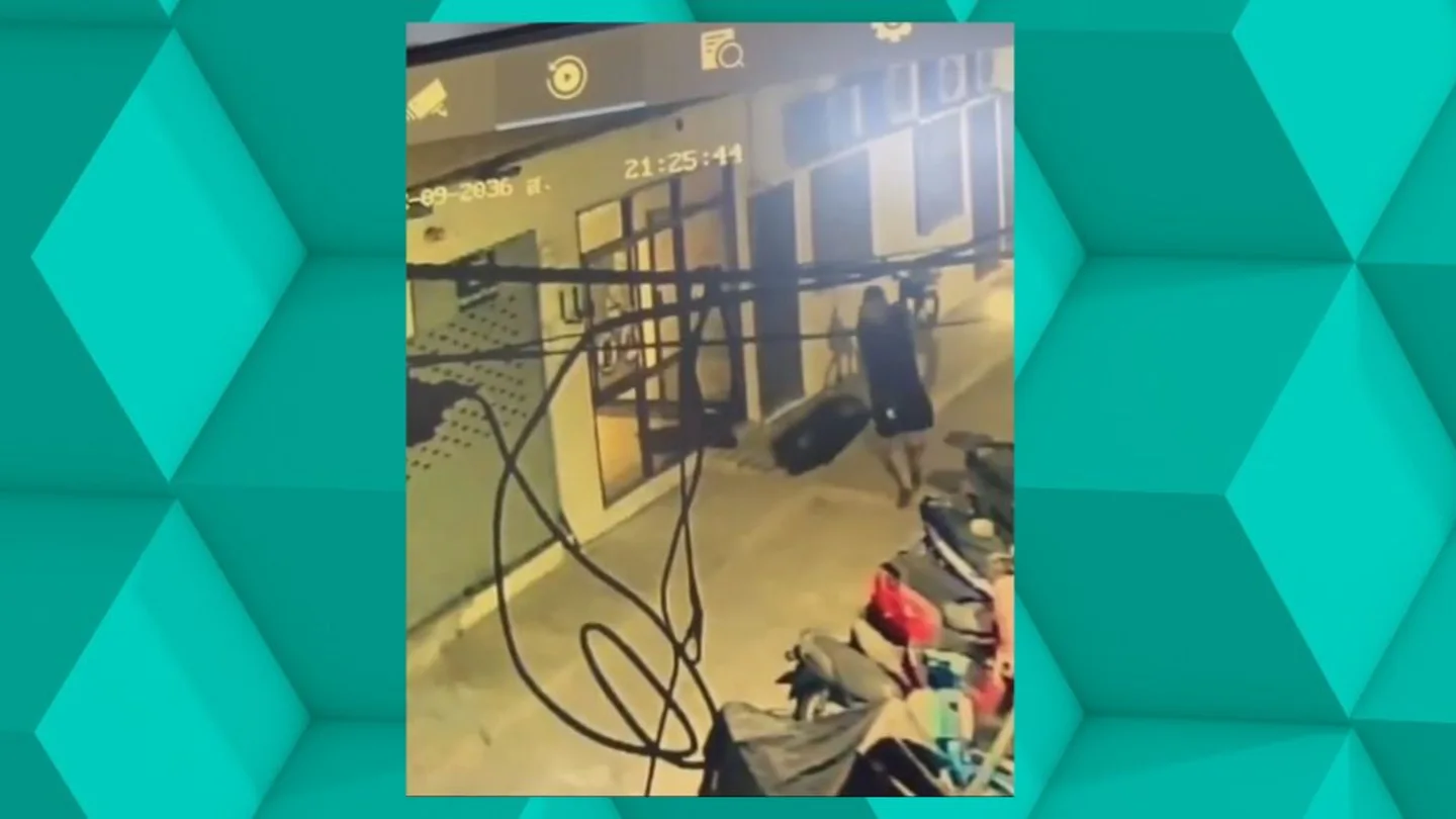 Imagen de las cámaras de seguridad que muestran al hombre con la maleta donde estaría la mujer asesinada en Tailandia Imagen de las cámaras de seguridad que muestran al hombre con la maleta donde estaría la mujer asesinada en Tailandia