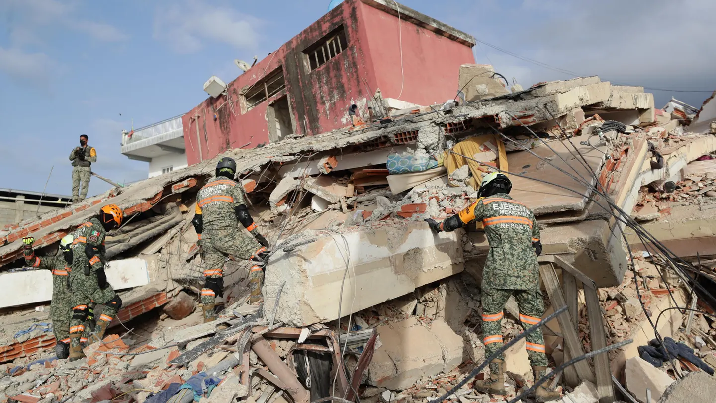 Rescatistas del Ejercito de México trabajan en un edificio afectado por los terremotos en Venezuela Rescatistas del Ejercito de México trabajan en un edificio afectado por los terremotos en Venezuela