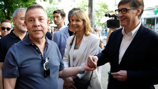 El presidente de Castilla la Mancha, Emiliano Garc&iacute;a-Page (i), conversa con el presidente de la Generalitat, Salvador Illa (d), a su llegada a la reuni&oacute;n del Comit&eacute; Federal del Partido.