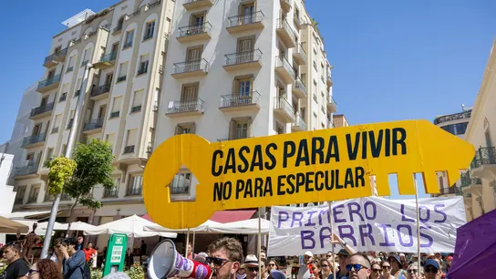 Miles de personas han salido en Málaga este sábado para reclamar una solución a la subida de los precios de alquileres Miles de personas han salido en Málaga este sábado para reclamar una solución a la subida de los precios de alquileres
