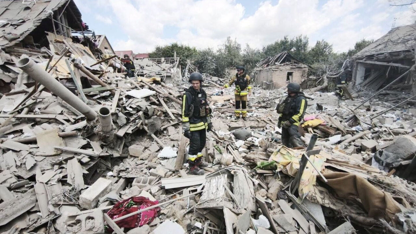 Al menos dos muertos y 16 heridos por un ataque a&eacute;reo ruso contra el centro de Zaporiyia.