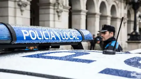 Un coche de la Policía Local de A Coruña, en una imagen de archivo. Un coche de la Policía Local de A Coruña, en una imagen de archivo.