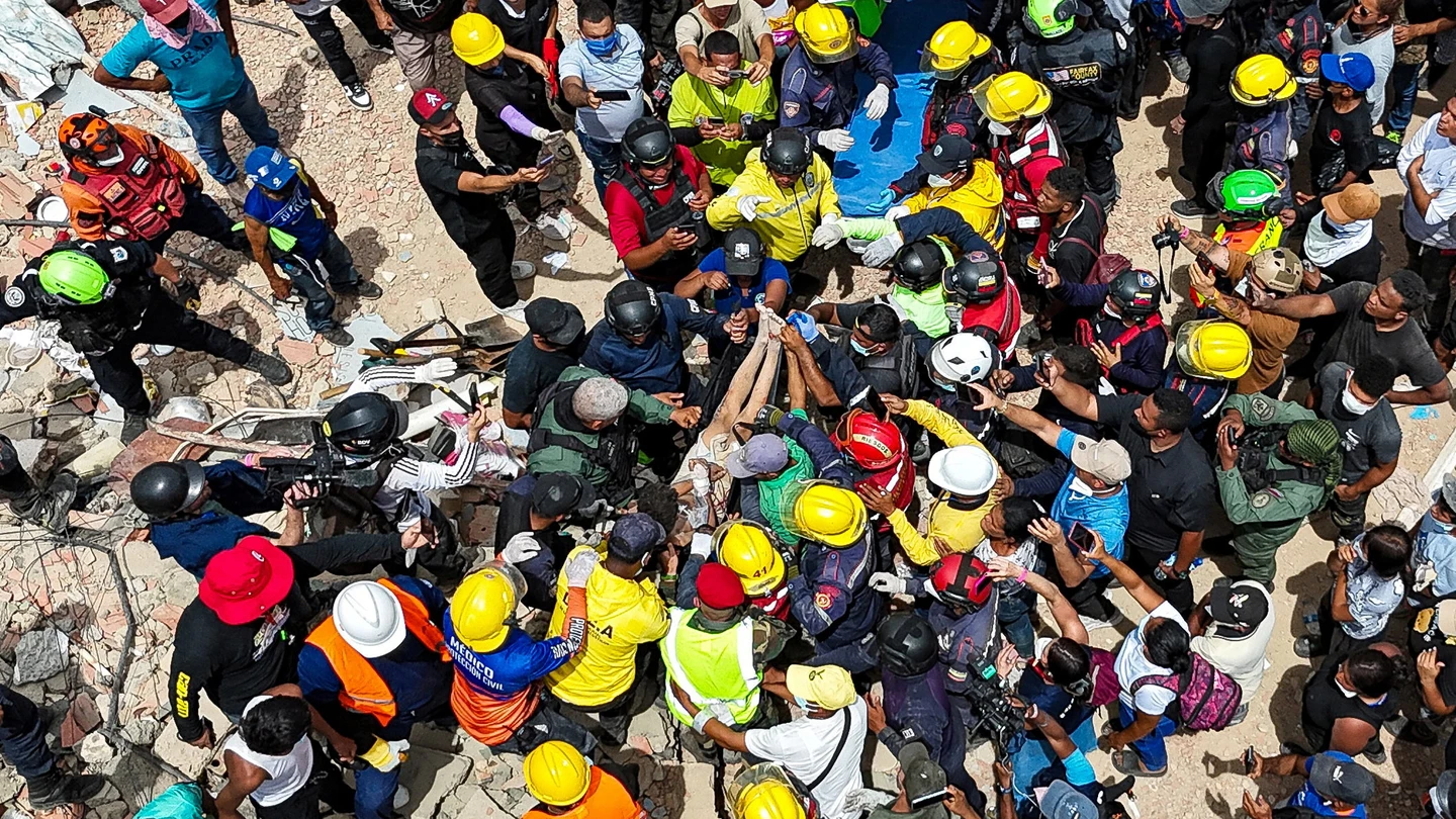 Rescatistas socorren a una víctima tras los terremotos en Venezuela. Rescatistas socorren a una víctima tras los terremotos en Venezuela.