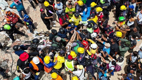 Rescatistas socorren a una v&iacute;ctima tras los terremotos en Venezuela. 