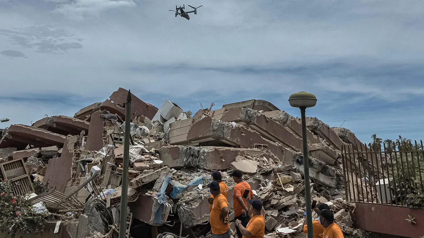 Personas observan un dron durante operaciones de rescate en una zona afectada por los terremotos Personas observan un dron durante operaciones de rescate en una zona afectada por los terremotos