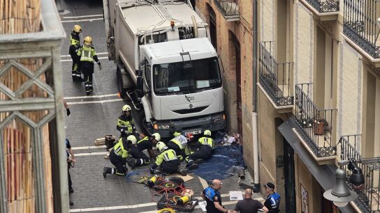 Servicios de emergencias y polic&iacute;a trabajan en la zona de Pamplona donde se ha producido un atropello. 
