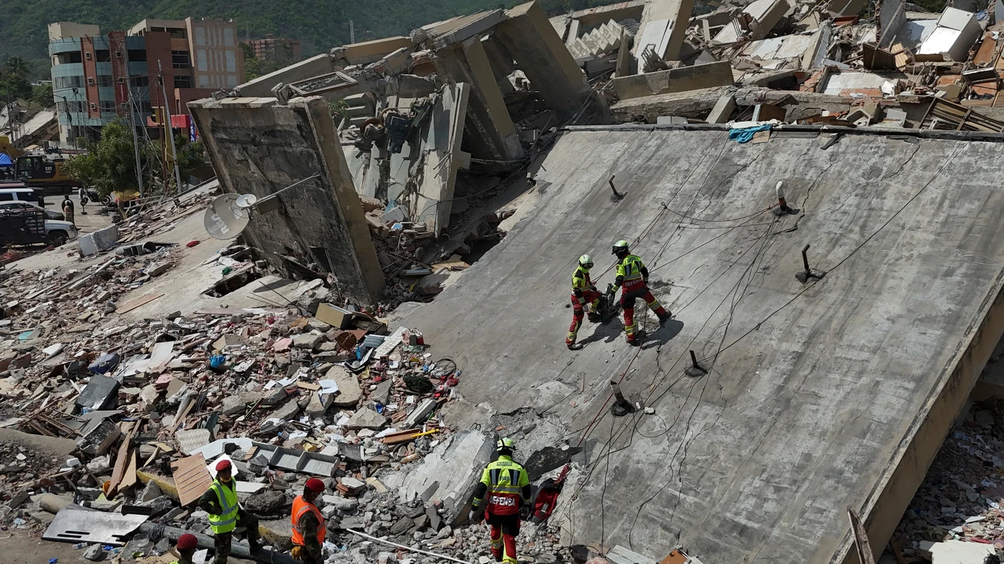 Rescatistas buscan a supervivientes tras los terremotos en La Guaira, Venezuela. Rescatistas buscan a supervivientes tras los terremotos en La Guaira, Venezuela.