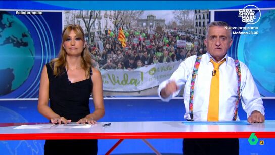 El presentador de El Intermedio y Sandra Sabat&eacute;s hacen un repaso de qu&eacute; podr&iacute;a pasar si la ultraderecha llegara al Gobierno. Por ejemplo, Vox ya anunciado que derogar&iacute;an leyes como la del cambio clim&aacute;tico o la vivienda. 