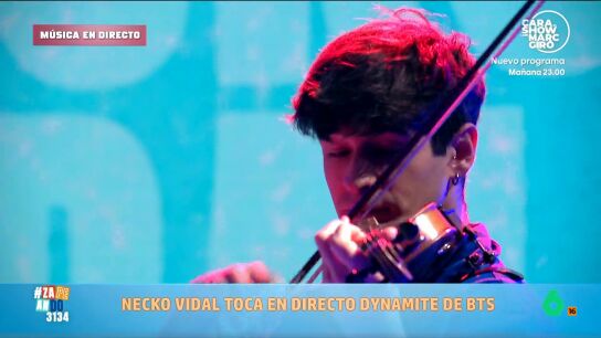 Necko Vidal habla hoy de BTS, la boy band surcoreana convertida en fen&oacute;meno de masas, y versiona 'Dynamite', uno de sus grandes 'hits' en directo. Puedes ver el momentazo en este v&iacute;deo.
