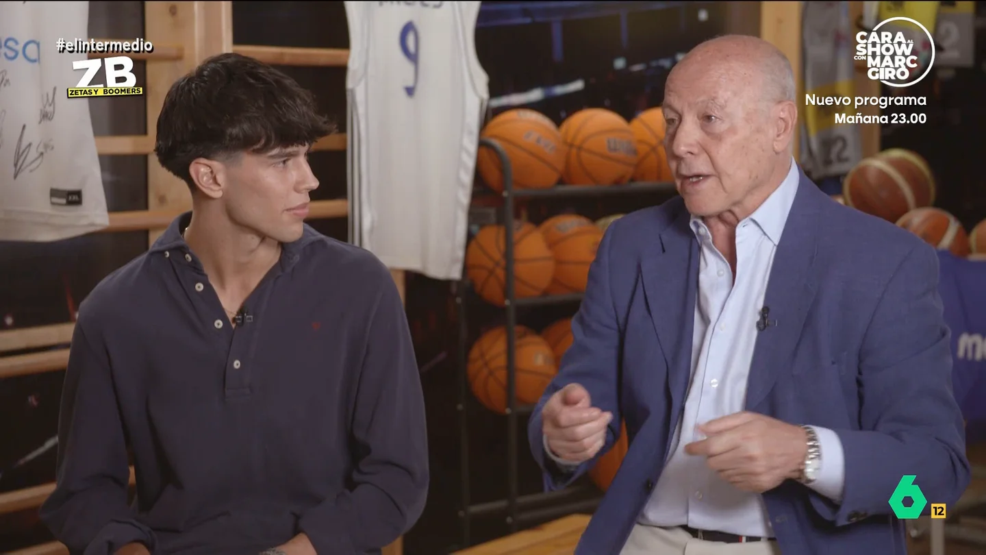 José Antonio Corbalán explica que en su época no tenían nutricionista y bebían vino Thais Villas reúne en 'Zetas y Boomers' a dos generaciones de baloncestistas: el mítico Juan Antonio Corbalán y la joven promesa Álvaro Fernández Mena. Con ellos, conversa sobre cómo ha cambiado el deporte de élite en las últimas décadas.