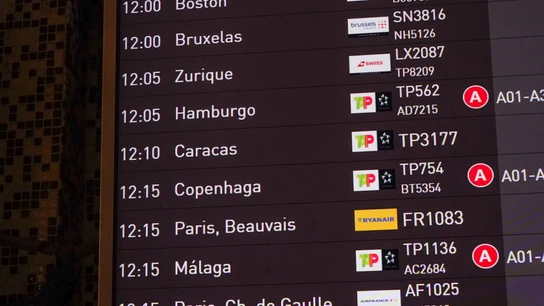 Un panel informativo de vuelos en el aeropuerto Humberto Delgado de Lisboa (Portugal) Un panel informativo de vuelos en el aeropuerto Humberto Delgado de Lisboa (Portugal)