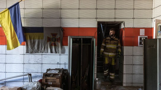 Los Bomberos, despu&eacute;s del impacto de tres bombas en Druzhkivka (Ucrania)