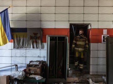 Los Bomberos, despu&eacute;s del impacto de tres bombas en Druzhkivka (Ucrania)