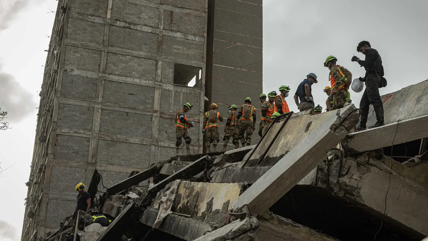 Rescatistas y voluntarios buscan supervivientes en Venezuela Rescatistas y voluntarios buscan supervivientes en Venezuela