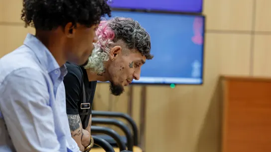 Los raperos David Calvo Villa, más conocido como El Jincho, y Osiris durante el juicio por un delito de violación. Los raperos David Calvo Villa, más conocido como El Jincho, y Osiris durante el juicio por un delito de violación.