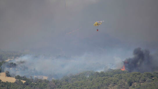 Varios helic&oacute;pteros trabajan en la extinci&oacute;n de un incendio este mi&eacute;rcoles, en Alcubierre (Zaragoza).