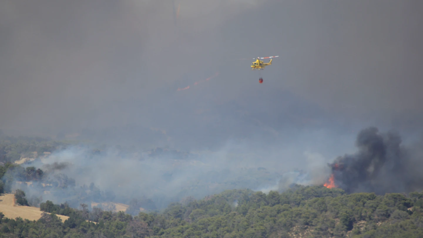 Varios helicópteros trabajan en la extinción de un incendio este miércoles, en Alcubierre (Zaragoza). Varios helicópteros trabajan en la extinción de un incendio este miércoles, en Alcubierre (Zaragoza).